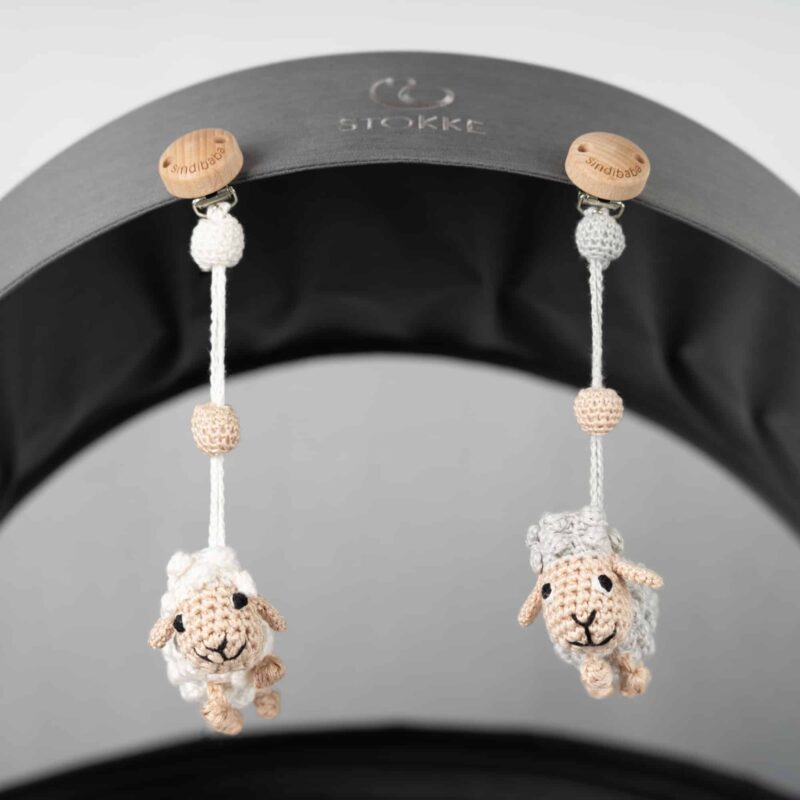 12231-12293-Gehaekelter-Spielbogenanhaenger-Schaf-DOLLY-in-Grau-und-Weiss Gehäkelter Spielbogenanhänger Schaf DOLLY in Grau und Weiß