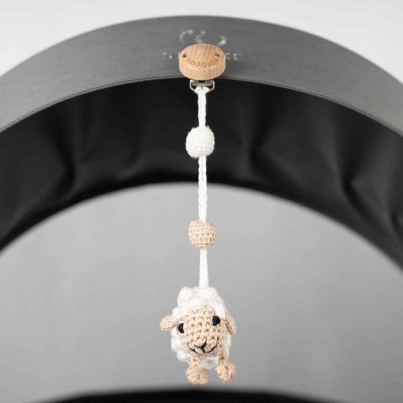 12231-Gehaekeltes-Kinderwagenspielzeug-Schaf-DOLLY-in-Weiss-von-vorne Gehäkeltes Kinderwagenspielzeug Schaf DOLLY in Weiß - von vorne