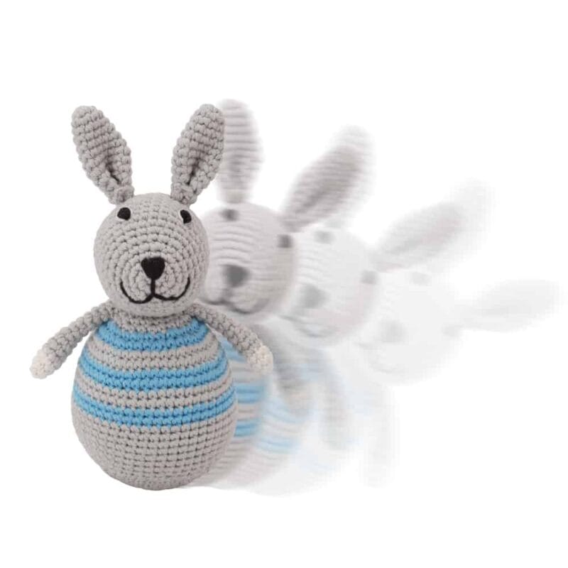 12289-moving-blue-bunny-trumbler Stehaufmännchen Baby gehäkelt, Hase BOBBY (blau), sindibaba 12289, in Bewegung