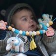 Gehäkelte Kinderwagenkette Elefant JUMBO in Blau - mit Baby beim Spielen