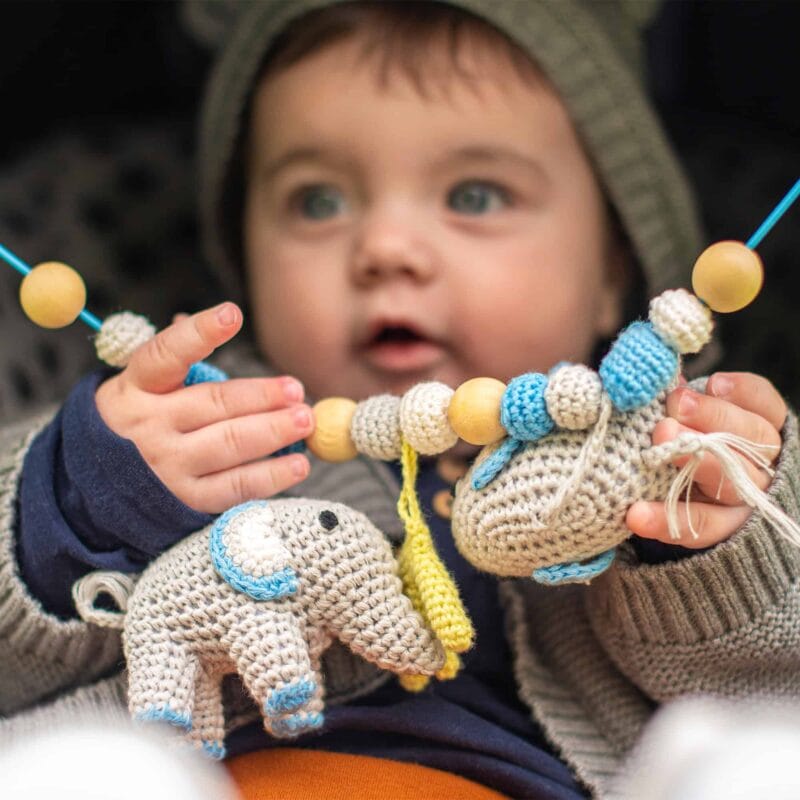 12325-Gehaekelte-Kinderwagenkette-Elefant-JUMBO-in-Blau-mit-Baby-im-Kinderwagen-1 Gehäkelte Kinderwagenkette Elefant JUMBO in Blau - mit Baby im Kinderwagen