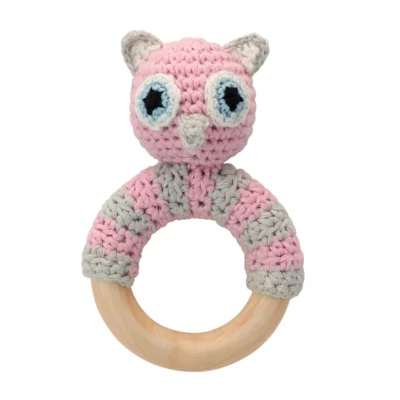 Ringrassel Eule LUNA mit gehäkeltem Garn und unbehandeltem Buchenholzring, Vorderansicht als Freisteller