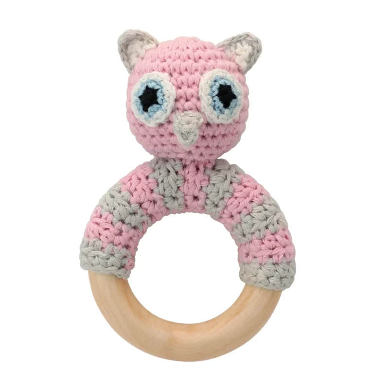 Ringrassel Eule LUNA mit gehäkeltem Garn und unbehandeltem Buchenholzring, Vorderansicht als Freisteller