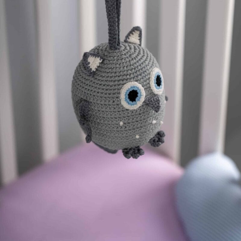 12361-Gehaekelte-Spieluhr-Eule-LUNA-in-Grau-haengend-im-Kinderbett Gehäkelte Spieluhr Eule LUNA in Grau - hängend an der Halterung
