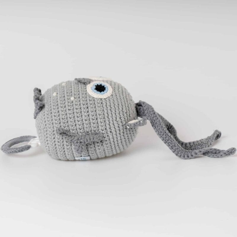 12361-Gehaekelte-Spieluhr-Eule-LUNA-in-Grau-von-der-Seite Gehäkelte Spieluhr Eule LUNA in Grau - von hinten