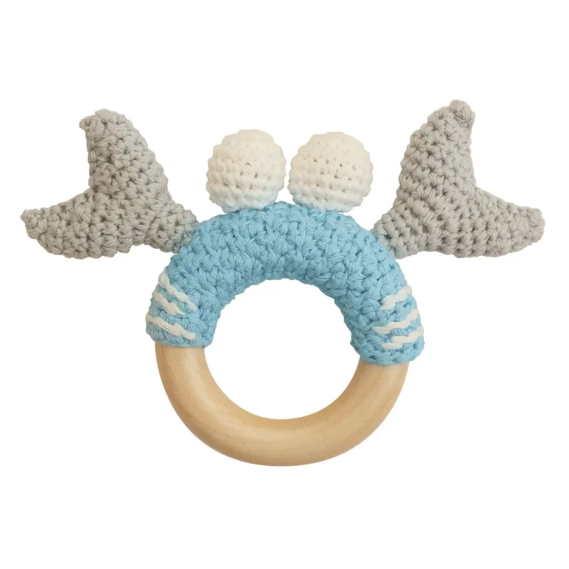 Ringrassel Krabbe PINCER – Rückansicht Ringrassel Krabbe PINCER mit gehäkeltem Garn und unbehandeltem Buchenholzring, Rückansicht als Freisteller