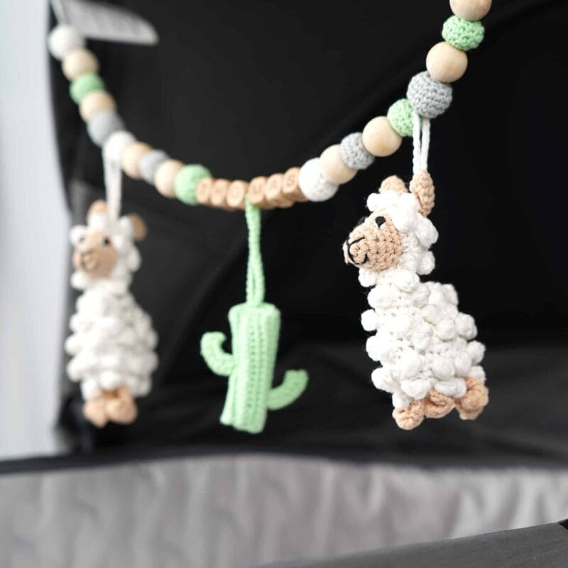 12489-Gehaekelte-Kinderwagenkette-Lama-LUKE-Bio-personalisiert-mit-Name-THOMAS-LAMA-im-Zoom Gehäkelte Kinderwagenkette Lama LUKE Bio - personalisiert mit Name THOMAS - LAMA im Zoom