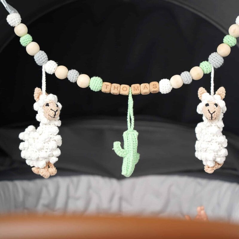 12489-Gehaekelte-Kinderwagenkette-Lama-LUKE-Bio-personalisiert-mit-Name-THOMAS-Nahaufnahme Gehäkelte Kinderwagenkette Lama LUKE Bio - personalisiert mit Name THOMAS - Nahaufnahme