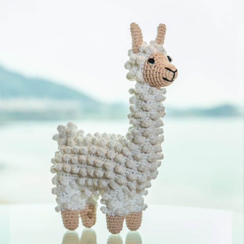 12490-Gehaekeltes-Kuscheltier-Lama-LUKE-Panoramablick Gehäkeltes Kuscheltier Lama LUKE - Panoramablick