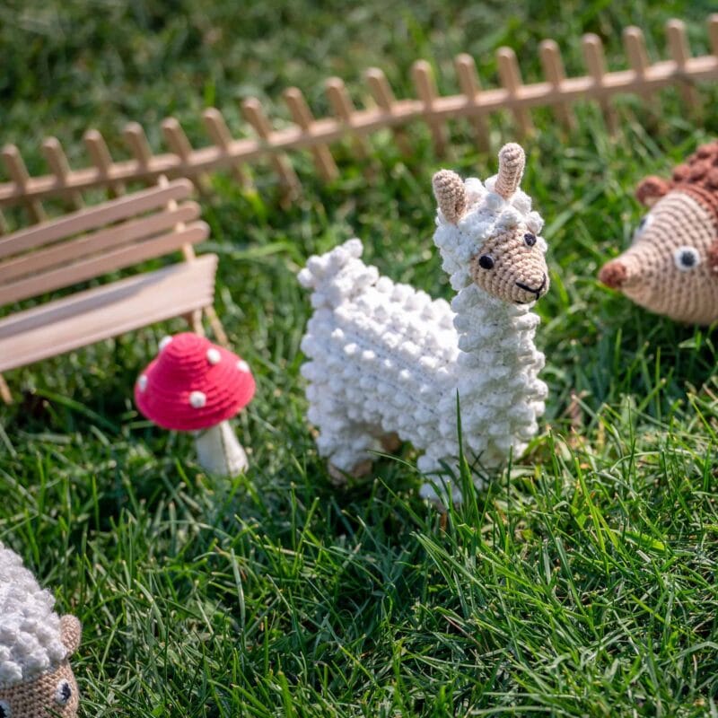 12490-Gehaekeltes-Kuscheltier-Lama-LUKE-im-Rasen Gehäkeltes Kuscheltier Lama LUKE - im Rasen
