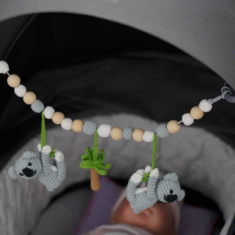 12502-Gehaekelte-Kinderwagenkette-Koala-COCO-im-Kinderwagen-von-schraeg-oben Gehäkelte Kinderwagenkette Koala COCO - im Kinderwagen von schräg oben