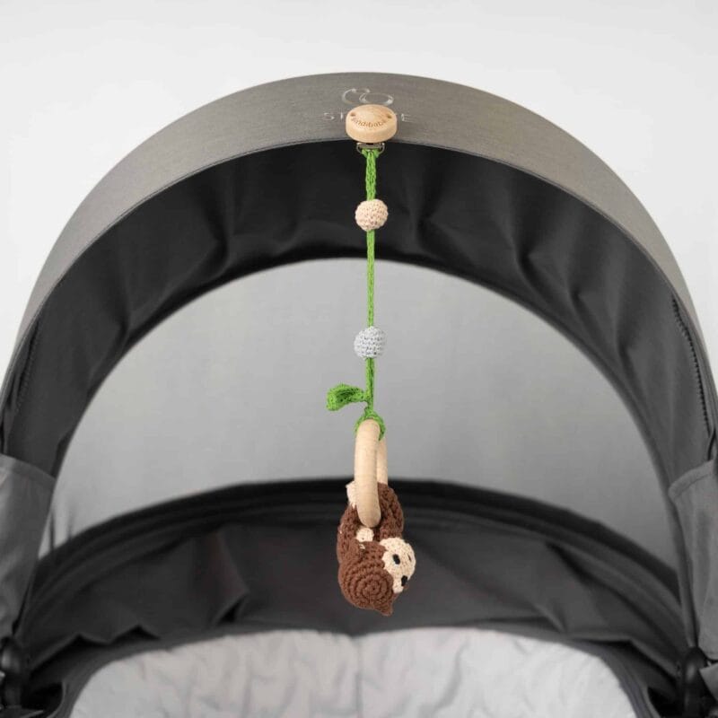 12523-Spielbogenanhaenger-Affe-Bio-haengend-im-Kinderwagen-seitlich Spielbogenanhänger Affe Bio - hängend im Kinderwagen - seitlich