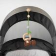 Spielbogenanhänger Affe Bio - hängend im Kinderwagen - von hinten