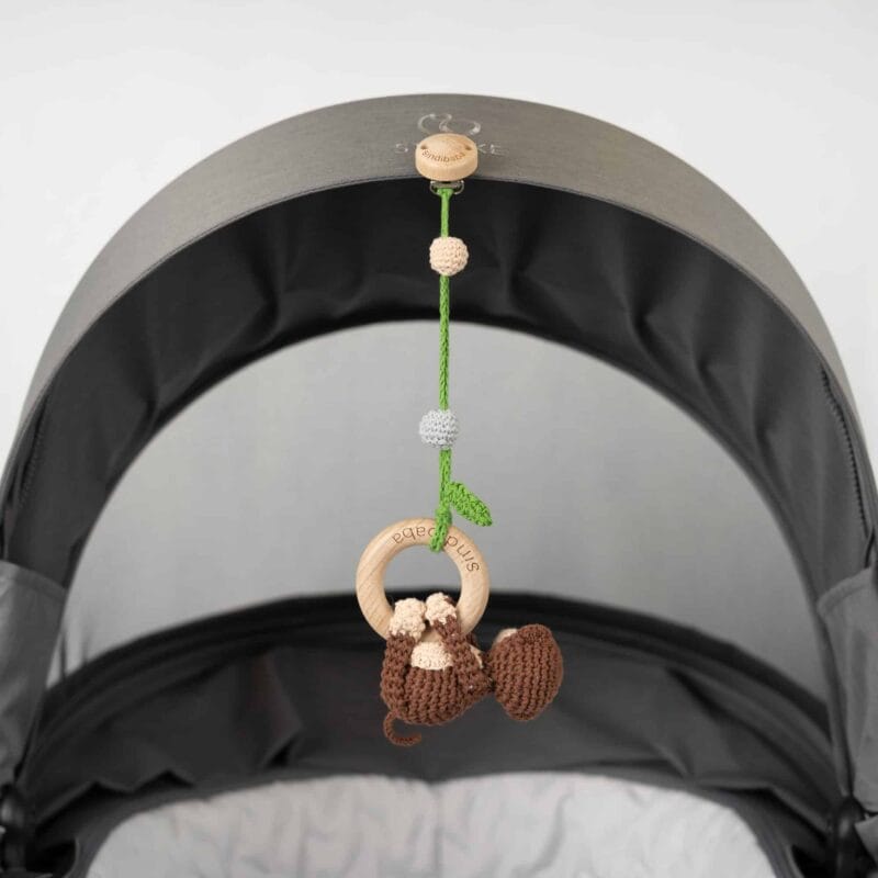 12523-Spielbogenanhaenger-Affe-Bio-haengend-im-Kinderwagen-von-hinten Spielbogenanhänger Affe Bio - hängend im Kinderwagen - von hinten
