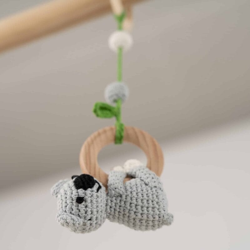 12524-Babyspielzeug-ab-Geburt-Koala-grau-aus-Babys-Perspektive Babyspielzeug ab Geburt Koala grau - aus Babys Perspektive