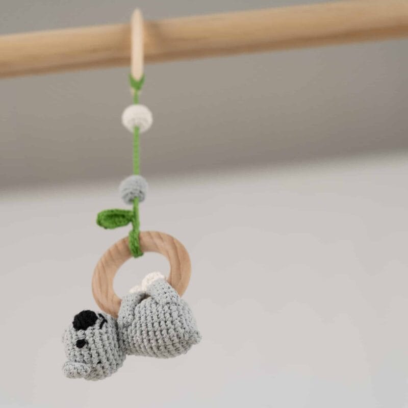 12524-Babyspielzeug-ab-Geburt-Koala-grau-aus-Sicht-des-Babys Babyspielzeug ab Geburt Koala grau - aus Sicht des Babys