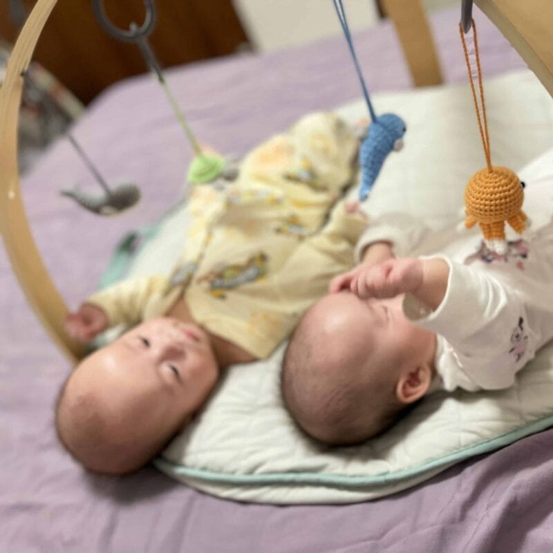 12529-Gehaekeltes-Mobile-MEERESTIERE-Stofftiere-als-Haengespielzeug-am-Spielbogen-mit-Babys-scaled Gehäkeltes Mobile MEERESTIERE - Stofftiere als Hängespielzeug am Spielbogen - mit Babys