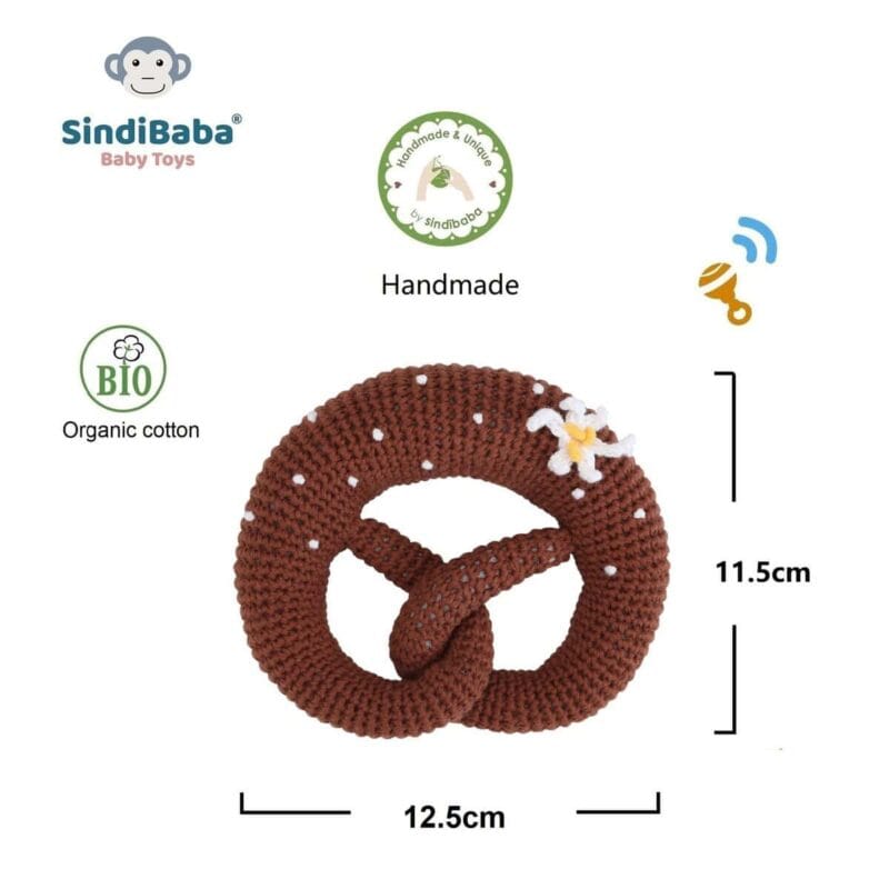 12536-Gehaekelte-Babyrassel-Brezel-Bio-Infografik Infografik gehäkelte Babyrassel Brezel mit Edelweiß mit Maßen und Funktions-Icons