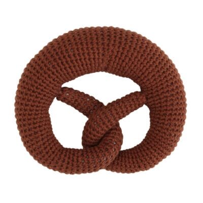 Handgehäkelte Babyrassel Brezel mit Edelweiß – Unterseite