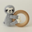 12548 - 3in1 Hängespielzeug Babyrassel Faultier SLEEPY grau - Babyrassel