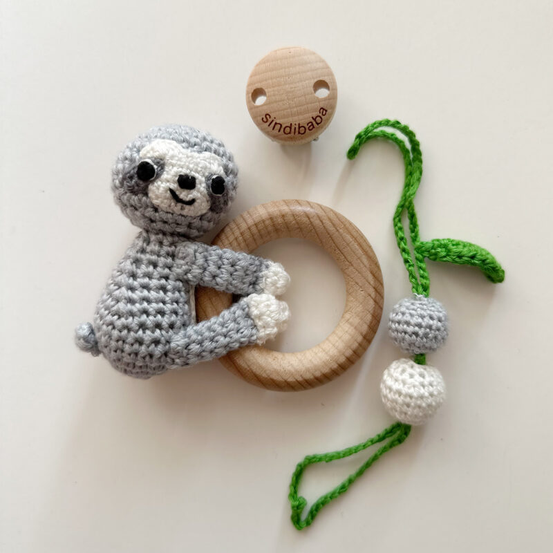 12548 - 3in1 Hängespielzeug Babyrassel Faultier SLEEPY grau - Einzelteile 12548 - 3in1 Hängespielzeug Babyrassel Faultier SLEEPY grau - Einzelteile