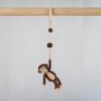 Gehäkelter Spielbogen-Anhänger Affe CHARLIE mit Befestigungsring.