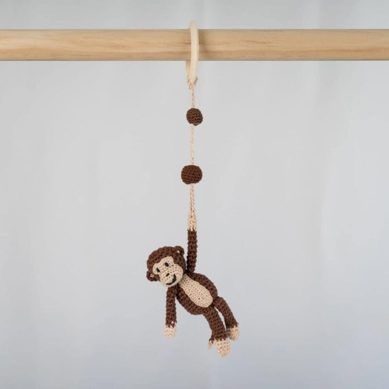 12551-2in1-Spielbogenanhanger-Affe-CHARLIE-Bio-am-Spielbogen-von-vorne-2 Gehäkelter Spielbogen-Anhänger Affe CHARLIE mit Befestigungsring.