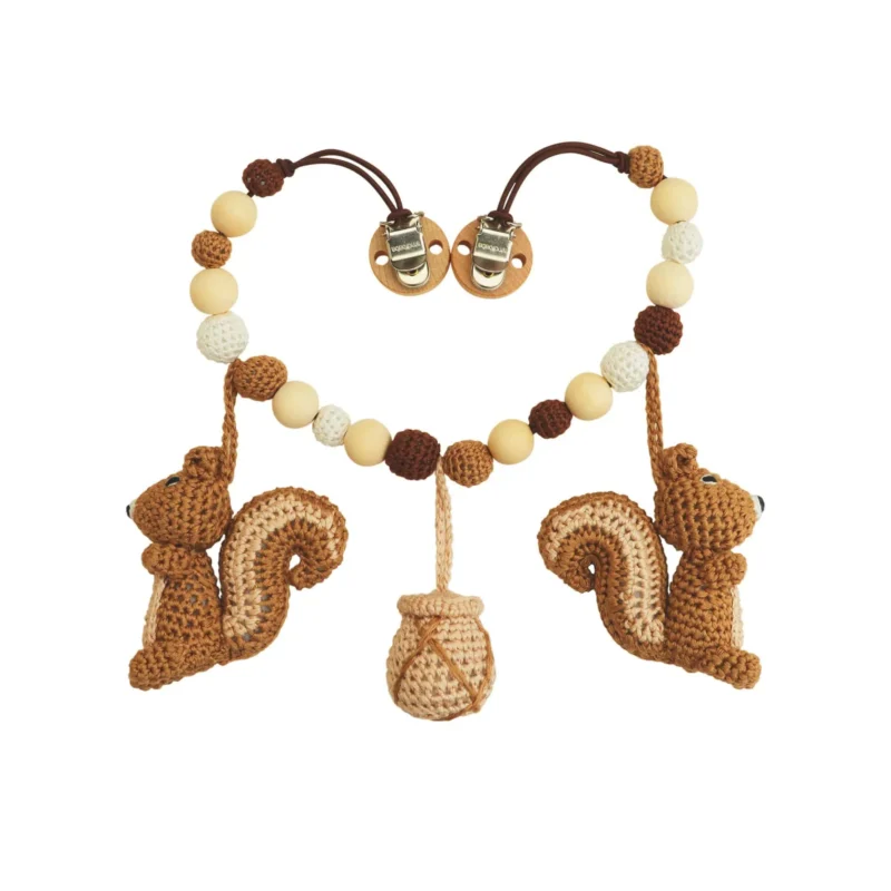 Kinderwagenkette Eichhörnchen – Rückseite Gehäkelte Kinderwagenkette mit Eichhörnchen – Rückseite mit sichtbaren Metallclips.