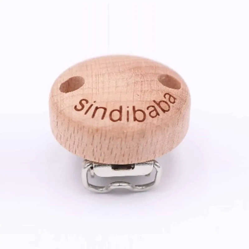 Holzclip – Detailaufnahme Detailaufnahme des Holzclips mit SindiBaba-Logo, aus unbehandeltem Buchenholz.