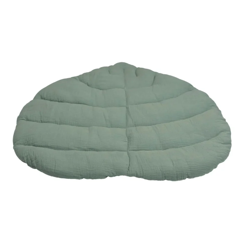 61038-spielmatte-blatt-salbeigruen-schief Spielmatte „Blatt“ Salbeigrün – Schrägansicht, gesteppte Blattadern sichtbar