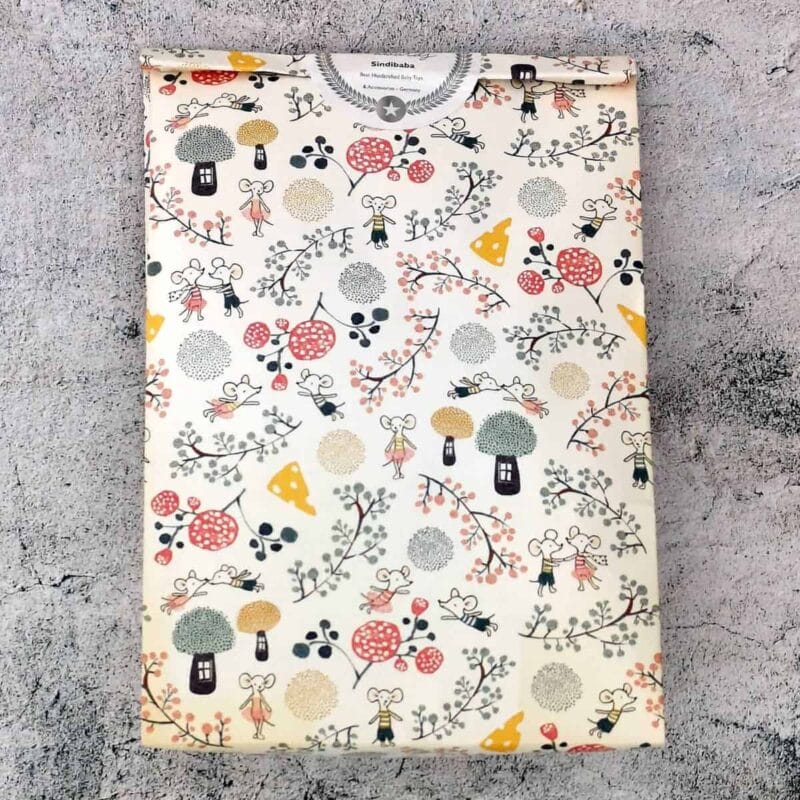 Personalisierte-Babygeschenkte-Geschenkverpackung Geschenktüte mit Geschenk (Flatlay).