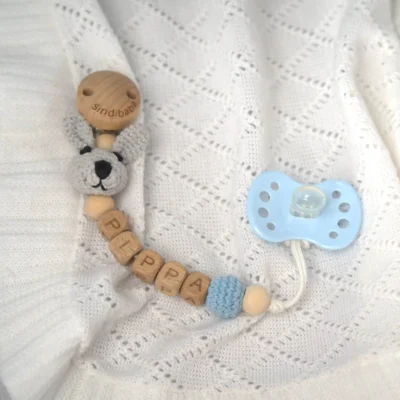 Personalisierte Schnullerkette mit Hase-Motiv und Namen Pippa (Flatlay)