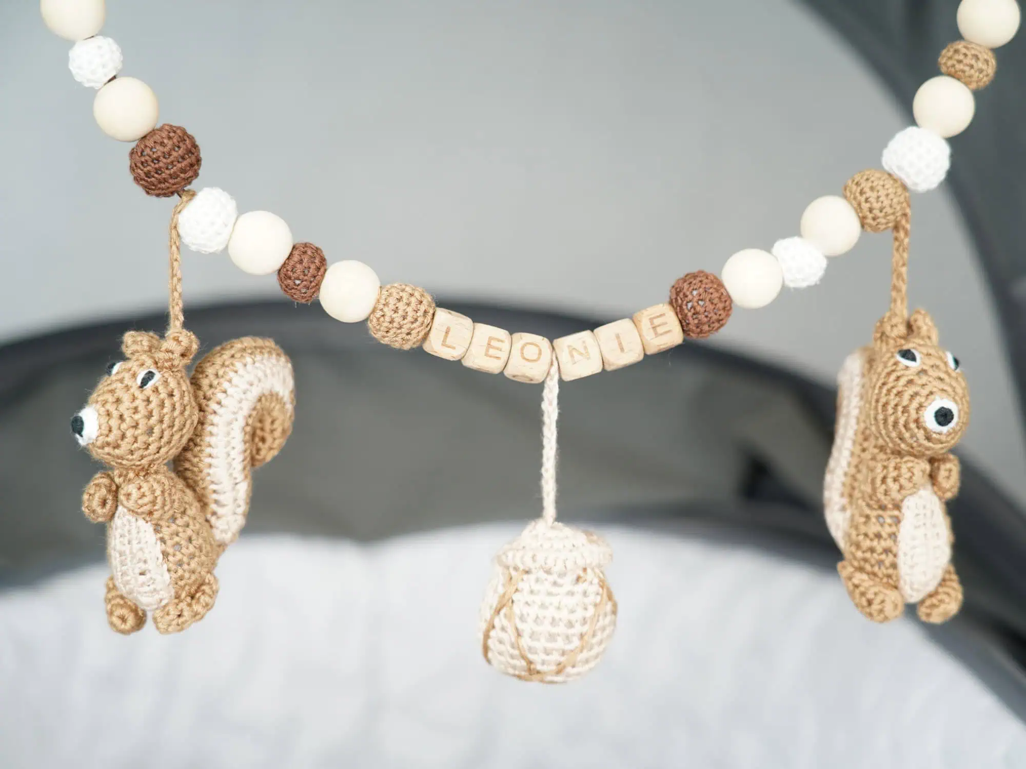 Personalized SindiBaba stroller chain on a stroller; the name is integrated in the center.