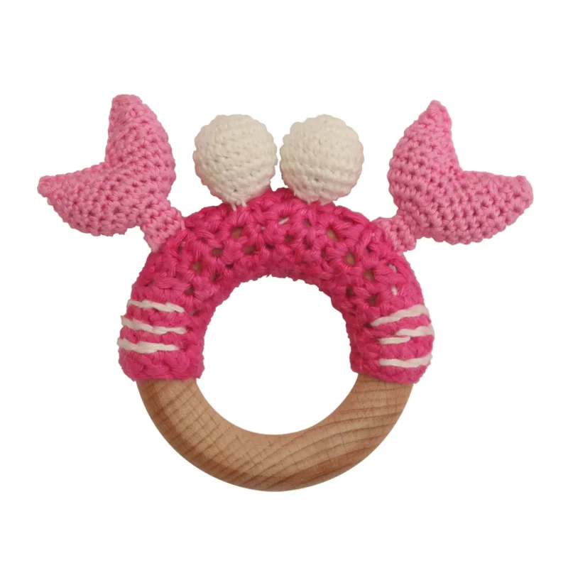 Rattle Ring Crab PINCER – Back View Crab PINCER rattle ring with crocheted yarn surface and untreated beechwood ring, back view isolated