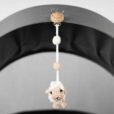 Gehäkeltes Kinderwagenspielzeug Schaf DOLLY in Weiß - von vorne