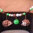 Gehäkelte Kinderwagenkette Igel HARRY - Großaufnahme