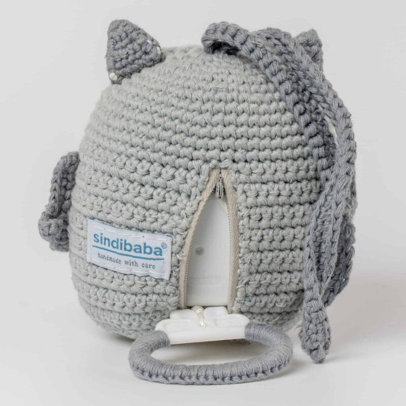 12361-Gehaekelte-Spieluhr-Eule-LUNA-in-Grau-geoeffneter-Reissverschluss Gehäkelte Spieluhr Eule LUNA in Grau - von der Seite