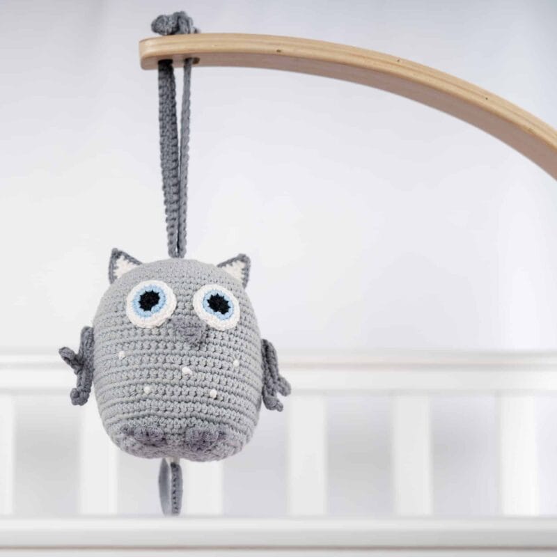 12361-Gehaekelte-Spieluhr-Eule-LUNA-in-Grau-haengend-an-der-Halterung Baby-Spieluhr Eule LUNA (gehäkelt) in Grau mit rückseitigem Sicherheitsverschluss zum herausnehmen des Musikwerks