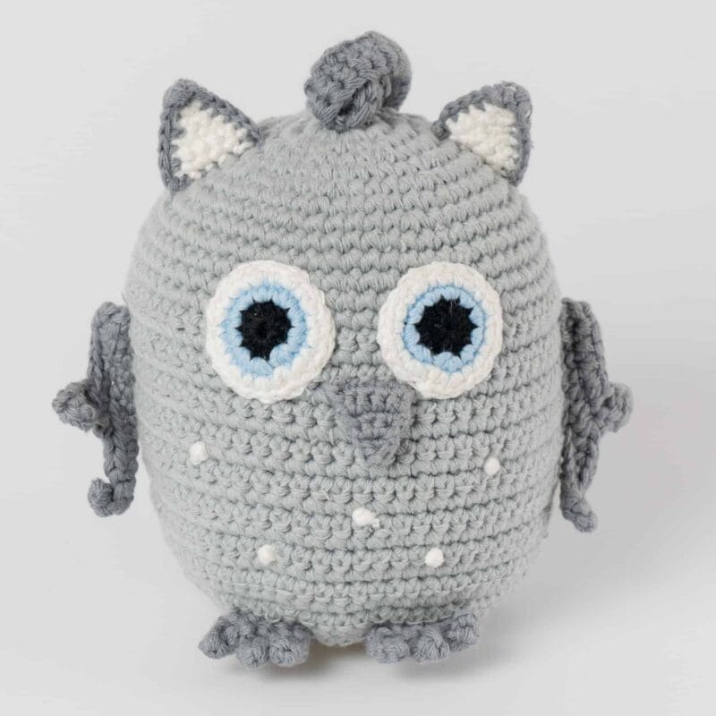 12361-Gehaekelte-Spieluhr-Eule-LUNA-in-Grau-von-vorne Spieluhr Eule LUNA in Grau - mit Baby in der Natur zu Frühlingsbeginn