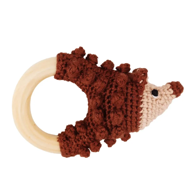 Ringrassel Igel HARRY – Vorderansicht Ringrassel Igel HARRY mit gehäkeltem Garn und unbehandeltem Buchenholzring, Vorderansicht als Freisteller