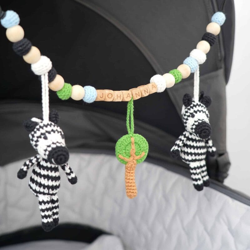 12475-Gehaekelte-Kinderwagenkette-Zebra-STRIPEY-Bio-presonalisiert-mit-Name-JOHANNA Gehäkelte Kinderwagenkette Zebra STRIPEY Bio - presonalisiert mit Name JOHANNA