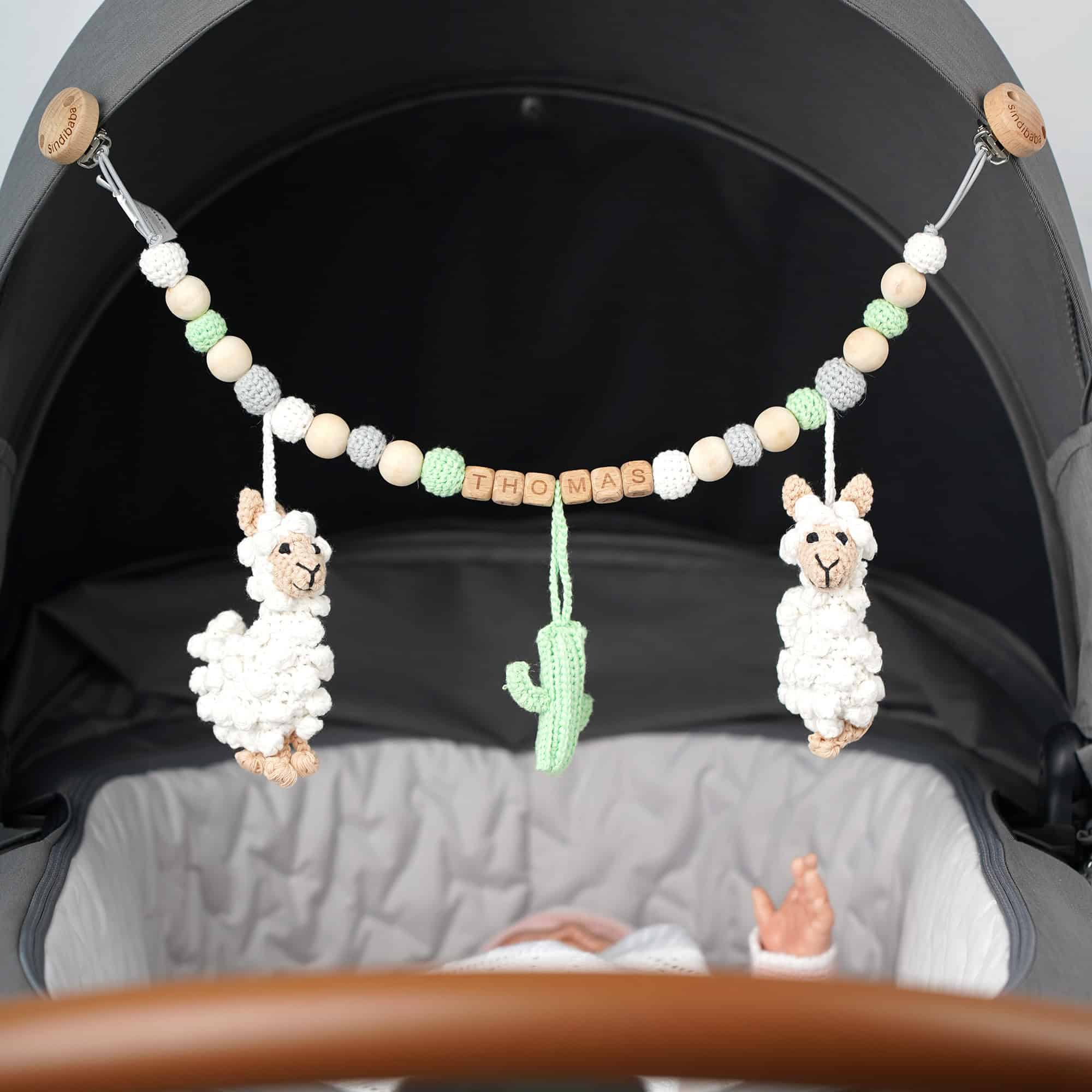 Gehäkelte Kinderwagenkette Lama LUKE Bio - personalisiert mit Name THOMAS