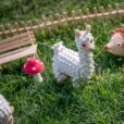 Gehäkeltes Kuscheltier Lama LUKE - im Rasen