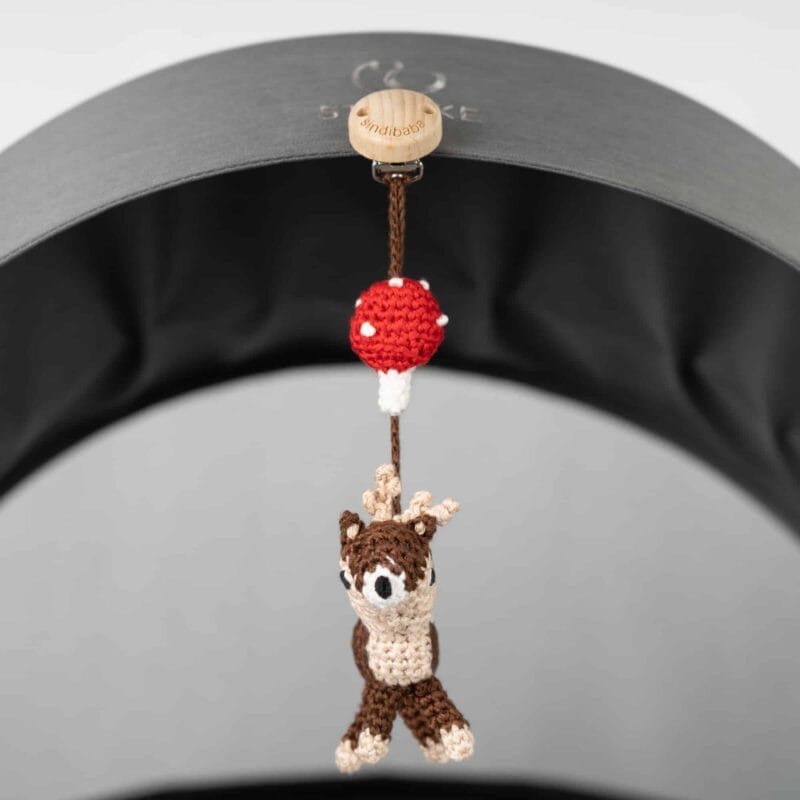 12497-Gehaekelter-Spielbogenanhaenger-Reh-im-Kinderwagen Gehäkelter Spielbogenanhänger Reh - im Kinderwagen