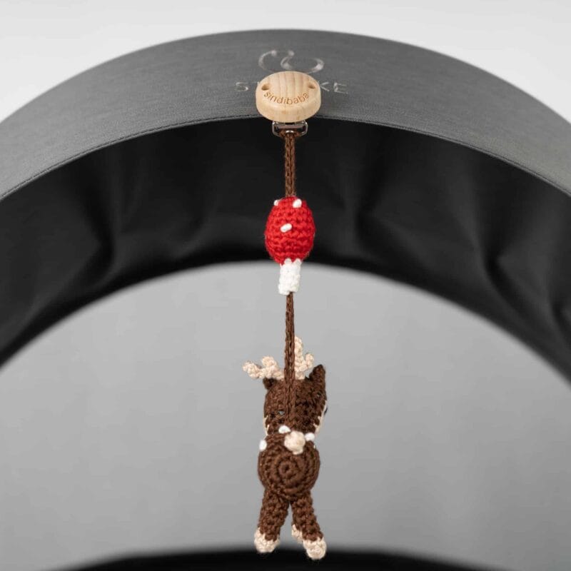 12497-Gehaekelter-Spielbogenanhaenger-Reh-im-Kinderwagen-von-hinten Gehäkelter Spielbogenanhänger Reh - im Kinderwagen - von hinten