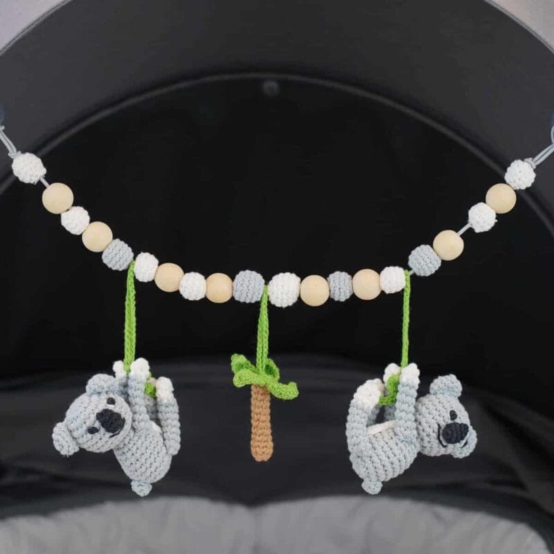 12502-Gehaekelte-Kinderwagenkette-Koala-COCO-im-Kinderwagen-Grossaufnahme Gehäkelte Kinderwagenkette Koala COCO - im Kinderwagen (Großaufnahme)