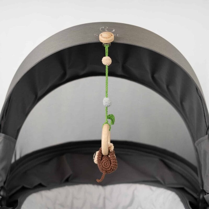 12523-Spielbogenanhaenger-Affe-Bio-haengend-im-Kinderwagen-seitlich-von-hinten Spielbogenanhänger Affe Bio - hängend im Kinderwagen - seitlich von hinten