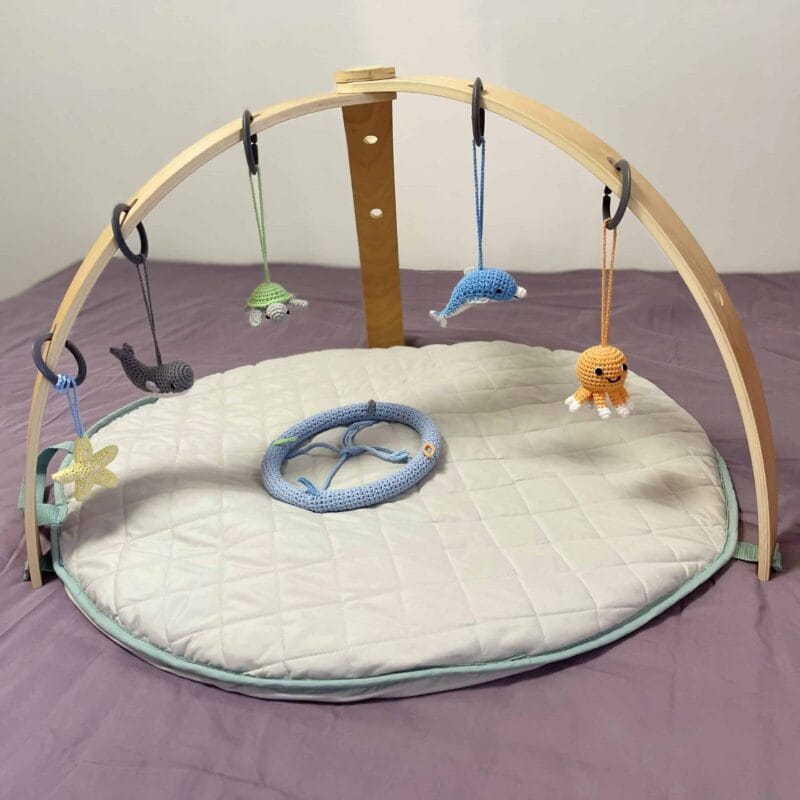 12529-Gehaekeltes-Baby-Mobile-MEERESTIERE-Stofftiere-als-Haengespielzeug-am-Spielbogen-scaled Gehäkeltes Baby-Mobile MEERESTIERE - Stofftiere als Hängespielzeug am Spielbogen