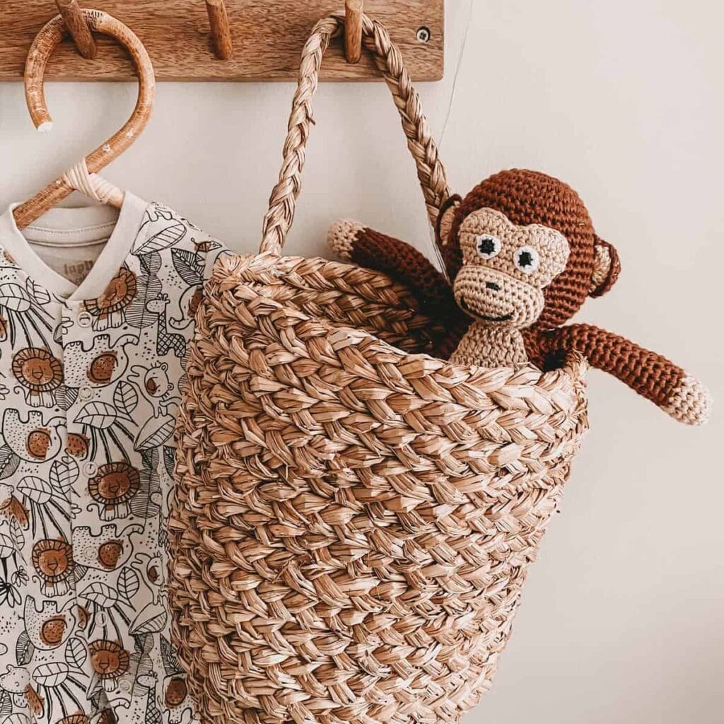 Crocheted cuddle toy Monkey CHARLIE Organic – in a basket