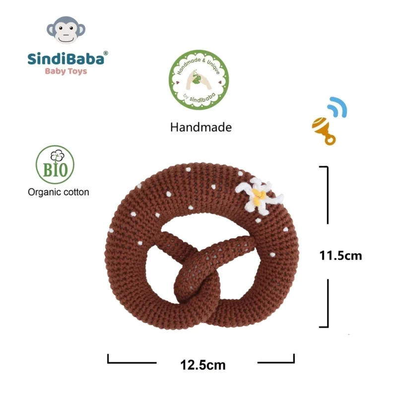 12536-baby-rattle-pretzel-edelweiss-infographic-1 Crochet baby rattle pretzel with edelweiss flower and size information